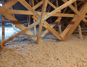 Zateplení stropu dětské léčebny pomocí foukané izolace